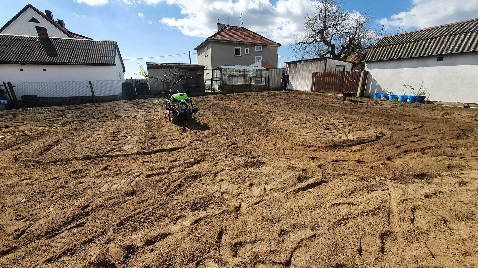 Terénní modelace a předseťová úprava zakladačem trávníku